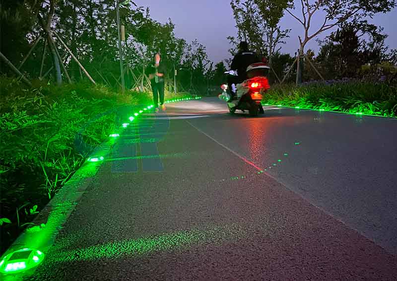 ruichen solar road studs in park